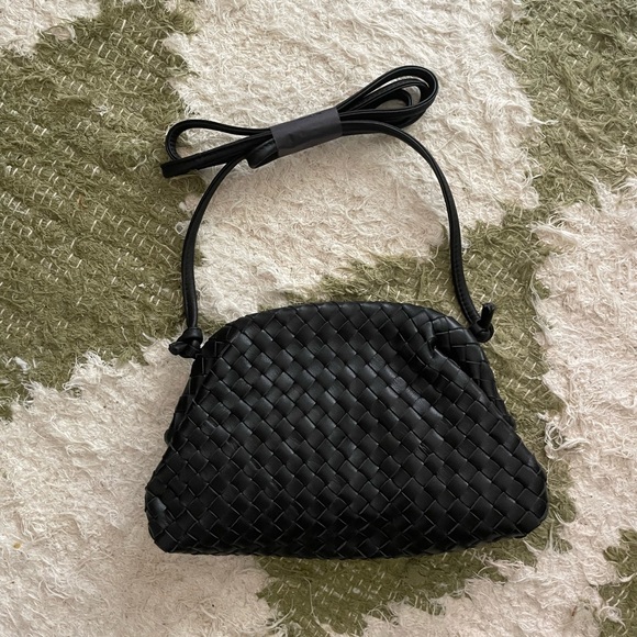 Quince Handbags - NEW Quince Italian Leather Handwoven Pouch Crossbody Clutch - Black